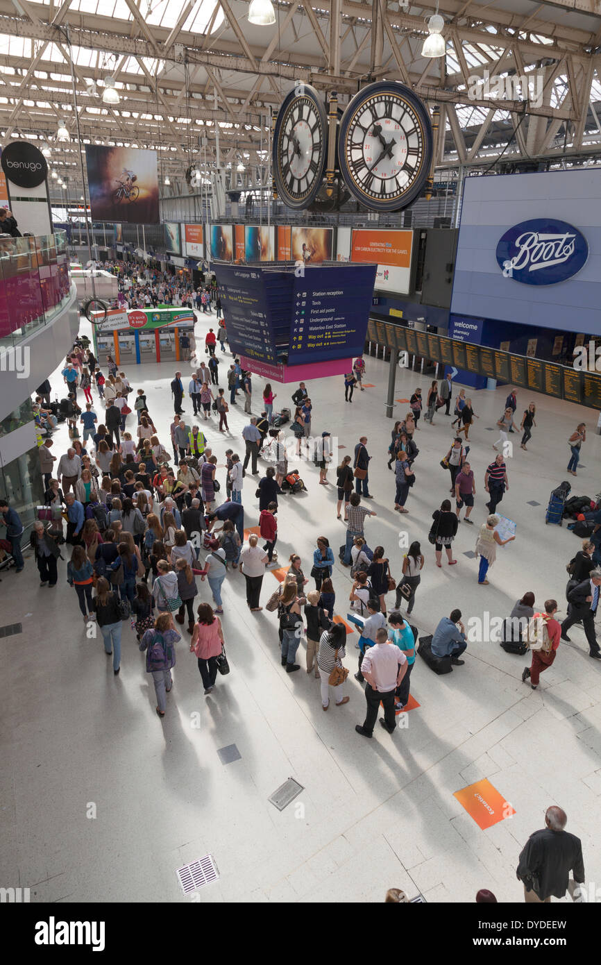 Sotto l'orologio a Waterloo atrio della stazione a Londra da un punto di vista di alta. Foto Stock