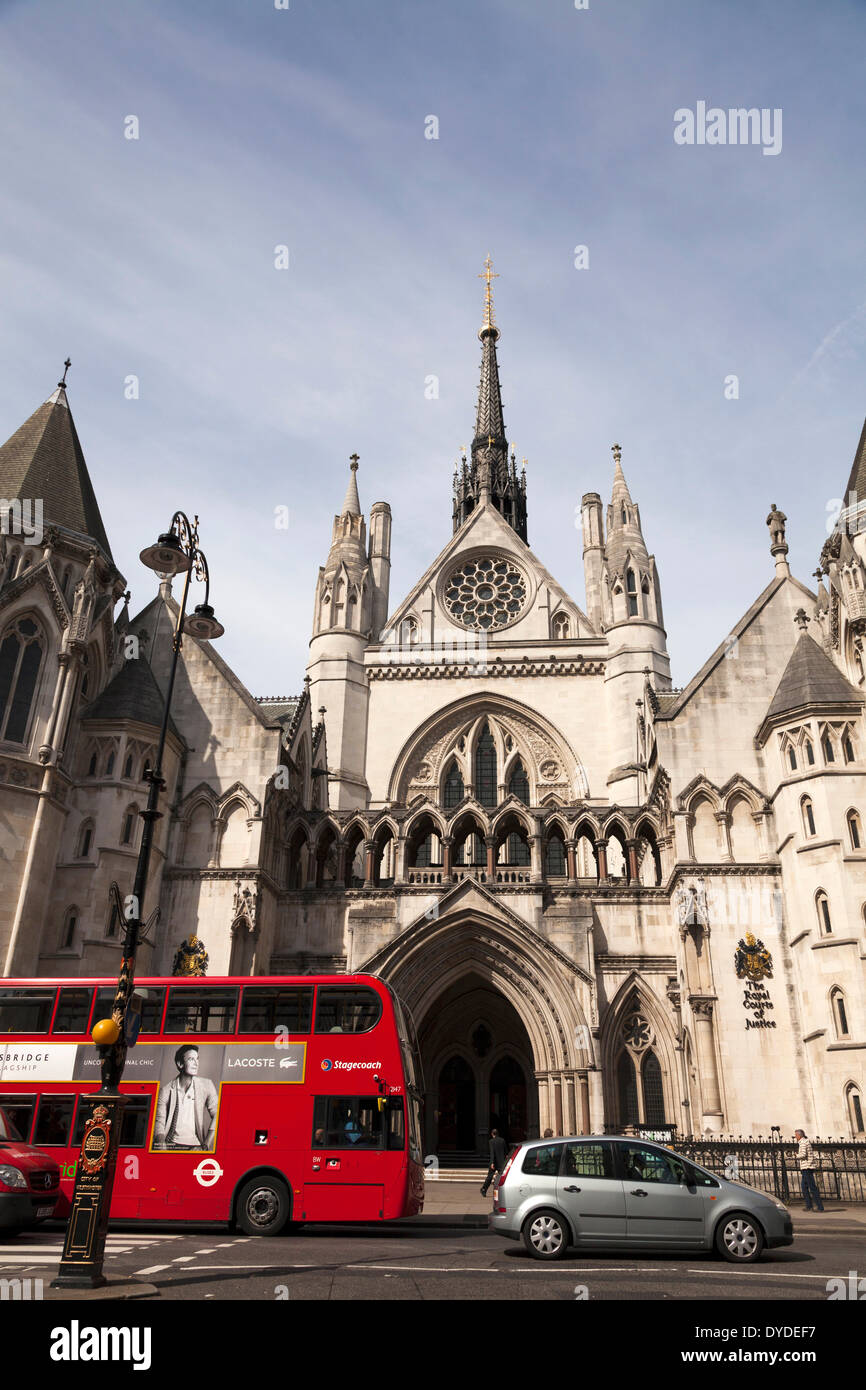 Red London bus fuori dalla Royal Courts of Justice in Fleet Street a Londra. Foto Stock