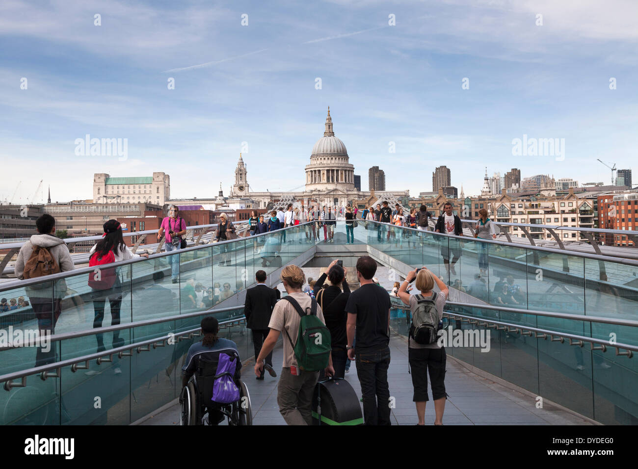 Turisti sul Millennium Bridge e la facciata sud della cattedrale di St Paul e la cupola. Foto Stock