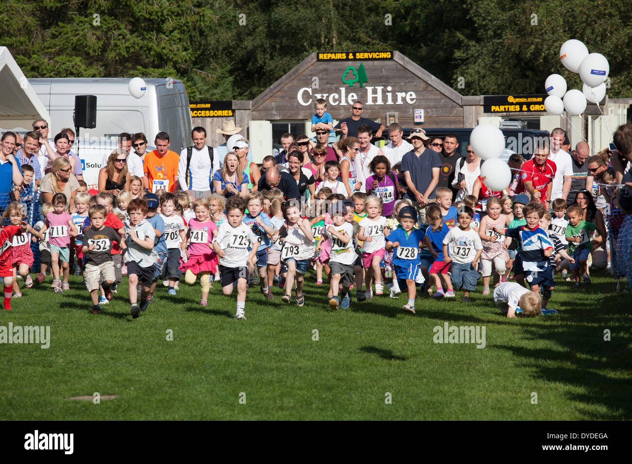 Pre i bambini delle scuole che partecipano a un 60m dash gara con i genitori a guardare a Alice Holt foresta. Foto Stock