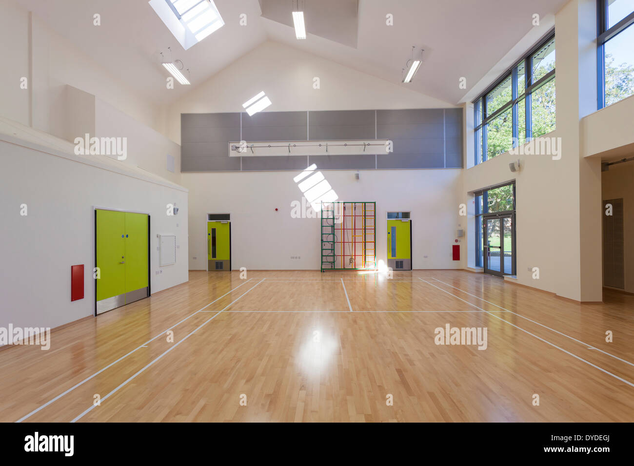 Non occupato scuola primaria sala con pavimento in legno e giochi marcature. Foto Stock