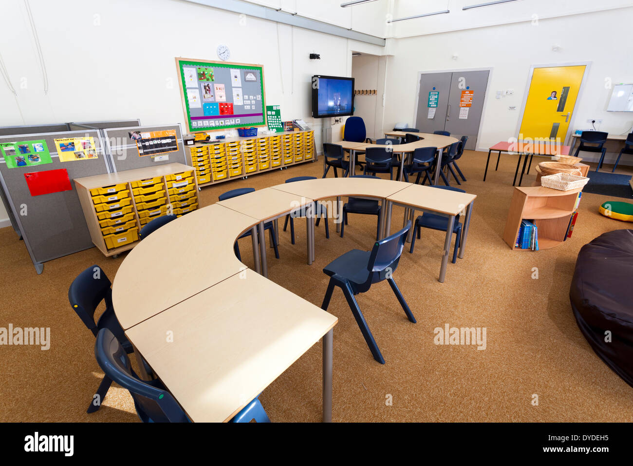 In aula non occupato con mezzo cerchio layout tabella. Foto Stock