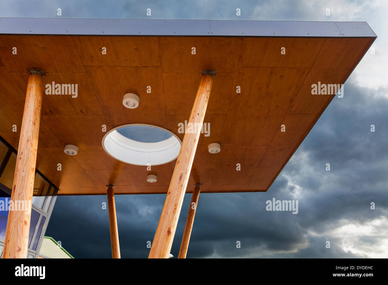 Architettura moderna cappottatura con colonne di legno contro il cielo. Foto Stock