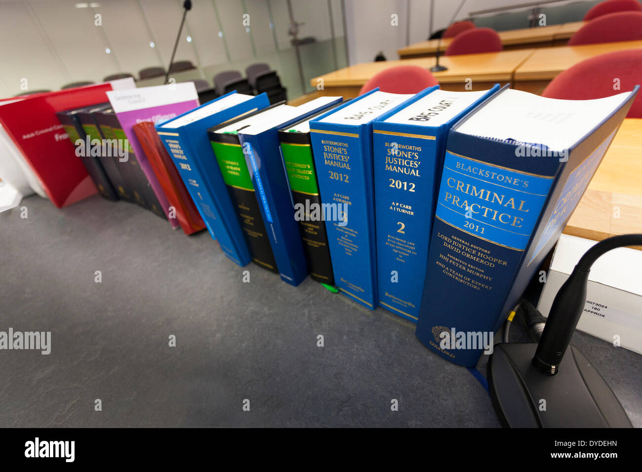 Fila di legge libri incentrati su Blackstones pratica criminale e pietre Butterworths giudici manuale nella sala di corte. Foto Stock