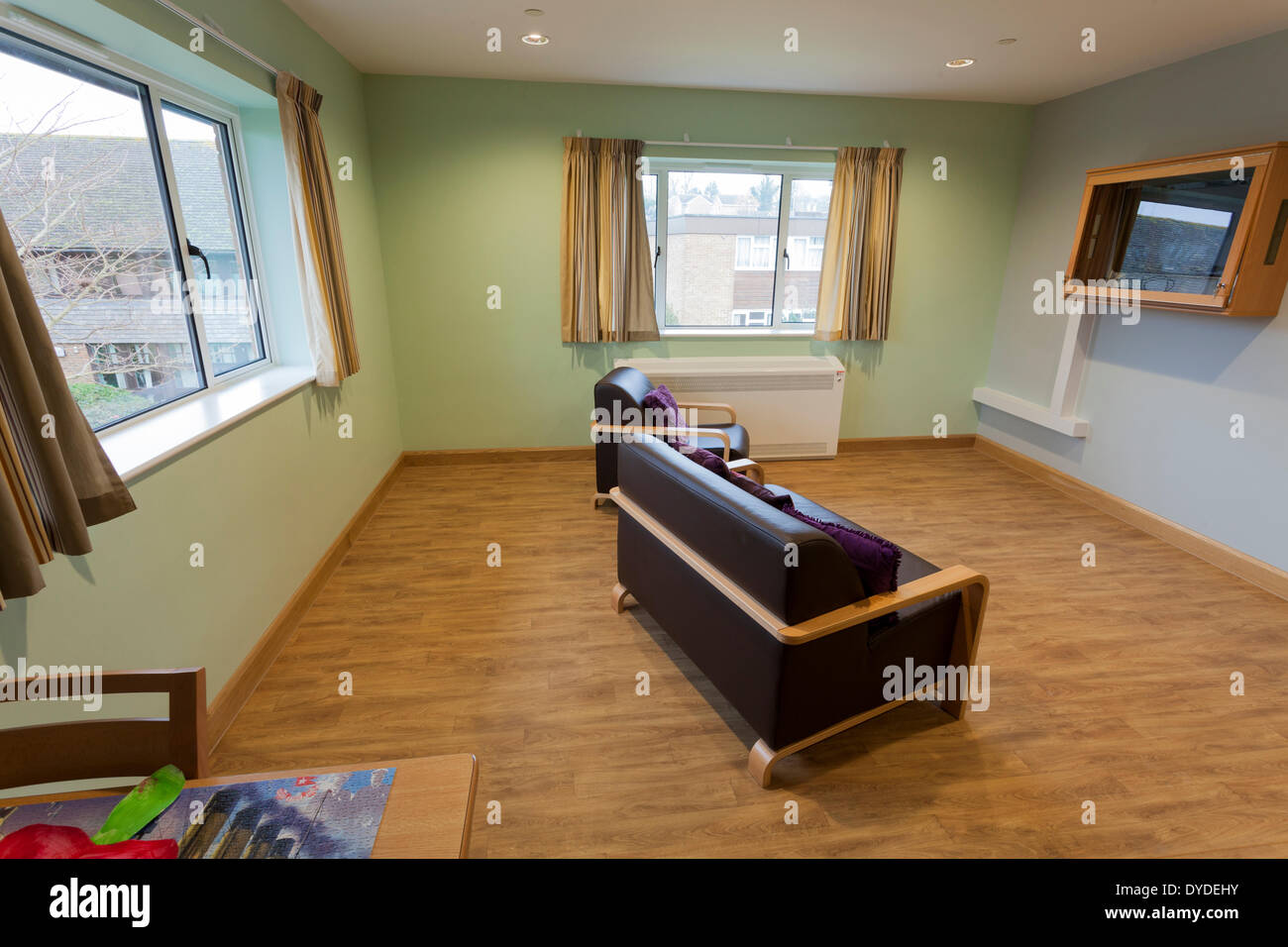 Comportamento di sfida lounge per gli ospiti con policarbonato protetto da schermo televisivo. Foto Stock