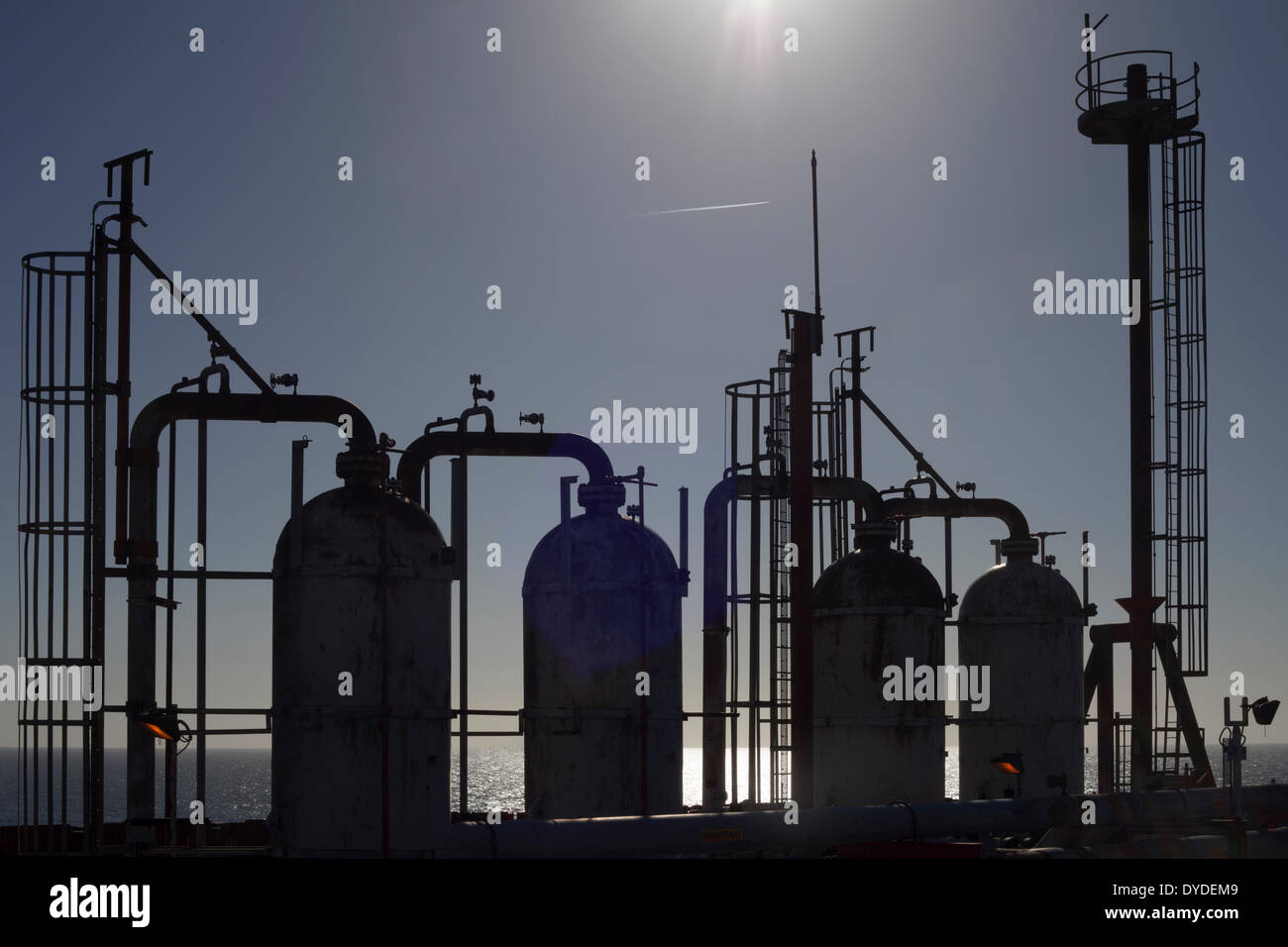 Tubazioni di processo su un gas offshore platform. Foto Stock