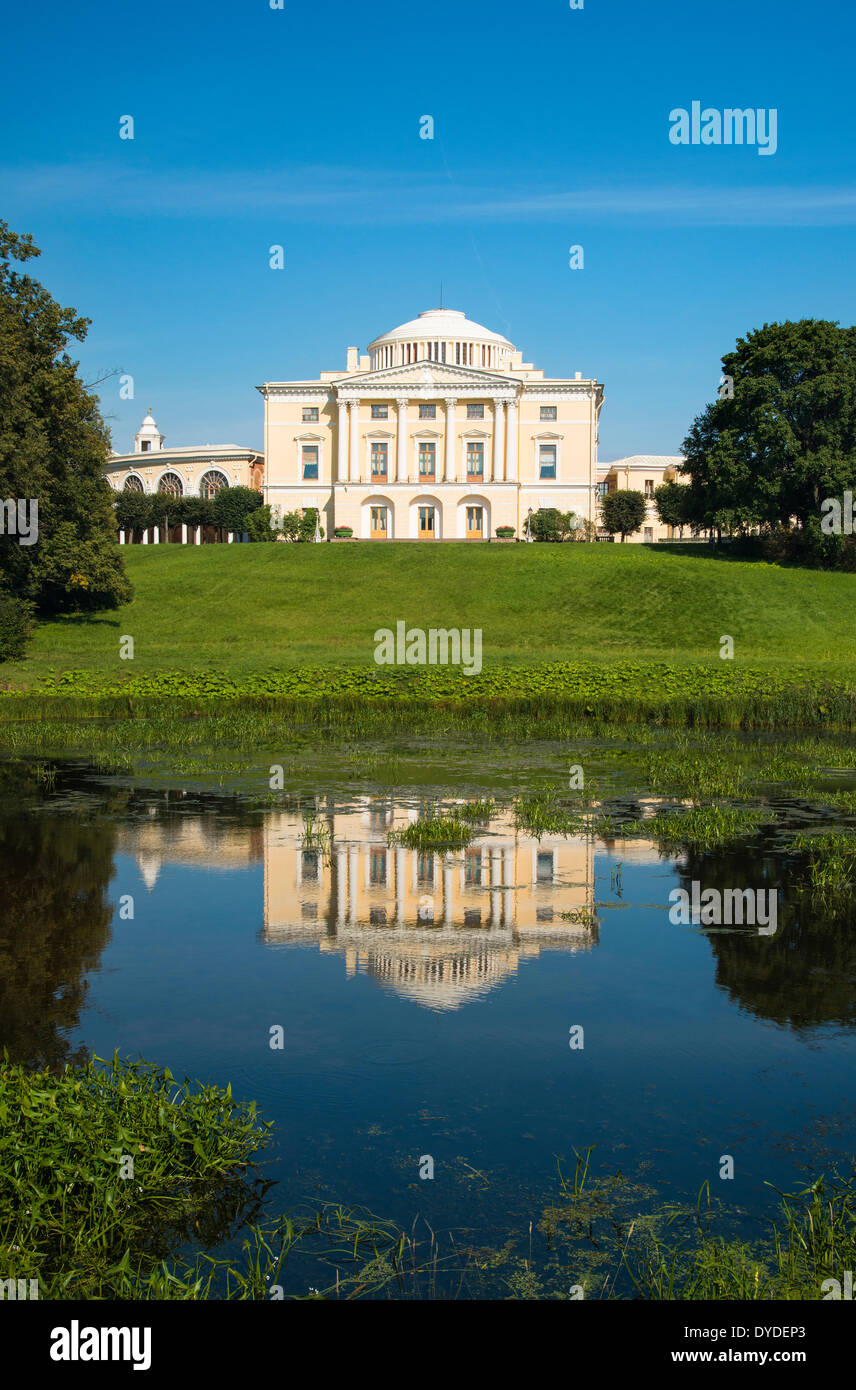 Una vista verso il Palazzo di Pavlovsk a San Pietroburgo. Foto Stock