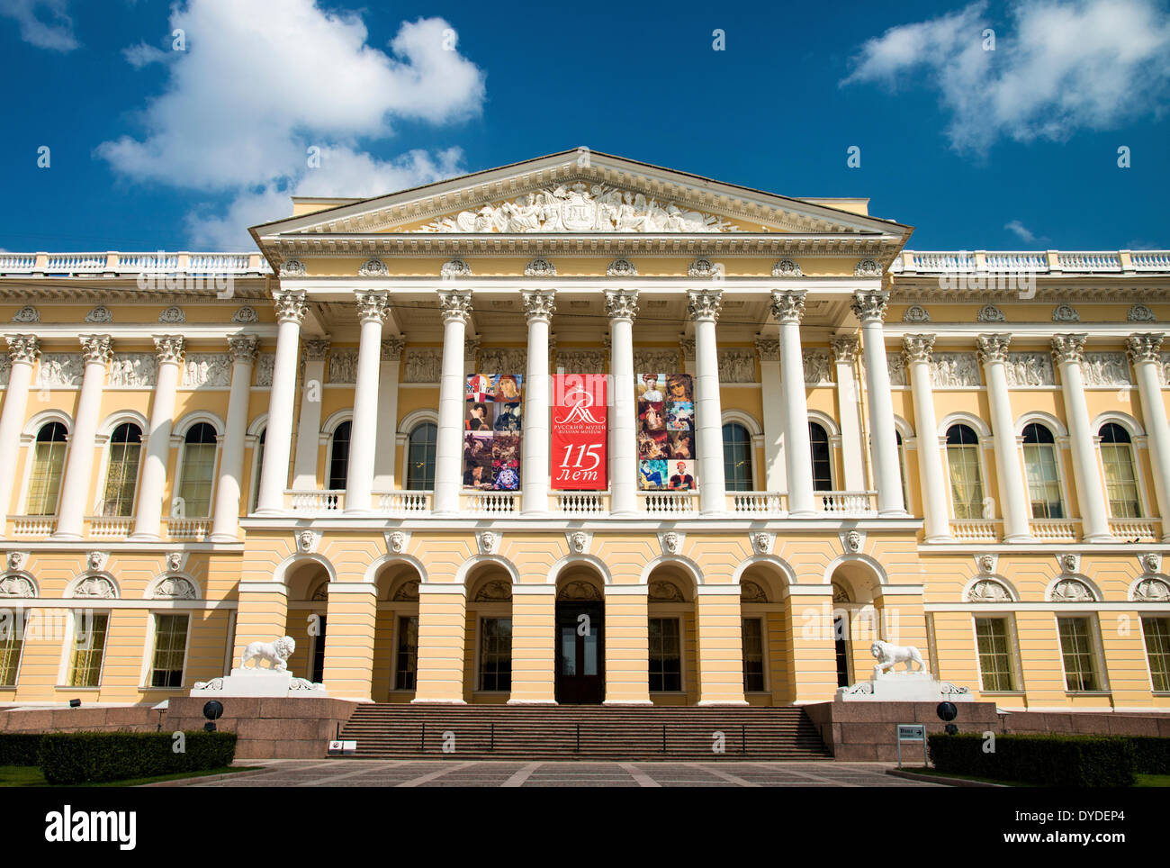 Il Neo-classico portico del Palazzo Mikhailovsky che fa parte del Museo Russo Statale. Foto Stock