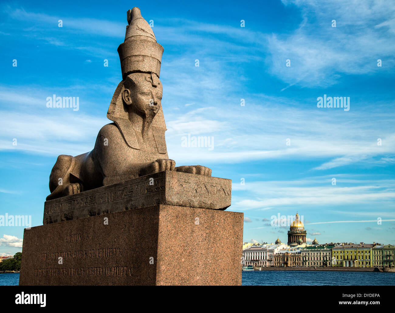 Una sfinge egizia sul terrapieno di università di San Pietroburgo. Foto Stock