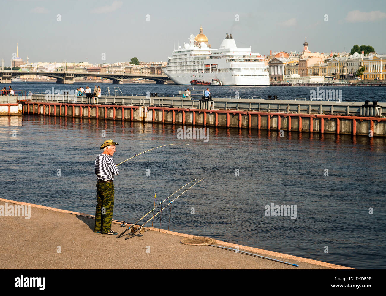 Un pescatore in Vasilievskiy Ostrov. Foto Stock