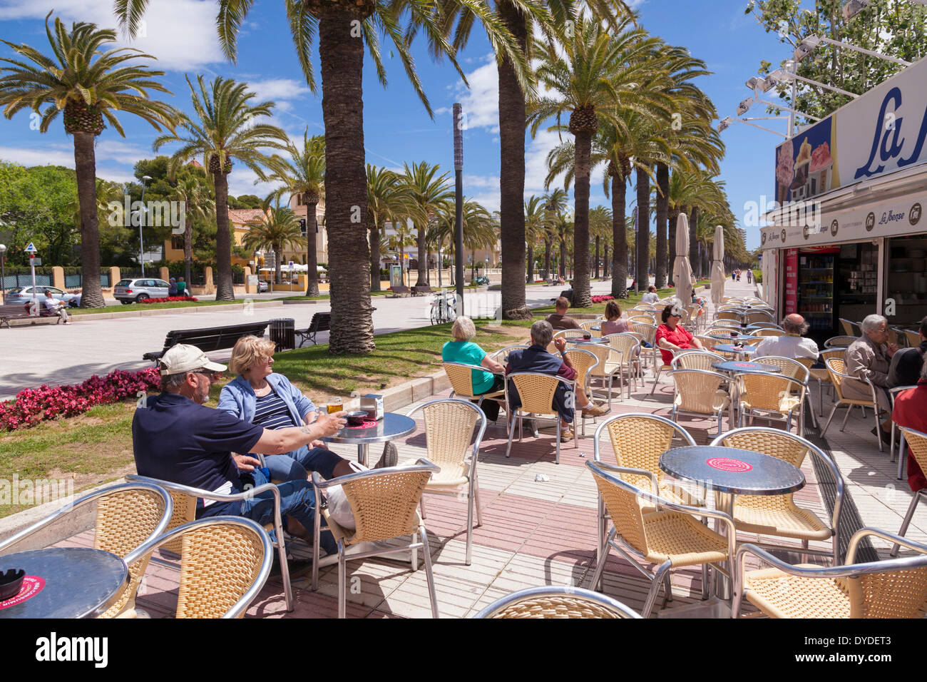 Turisti che si godono il sole in un street cafe sul lungomare di Salou. Foto Stock