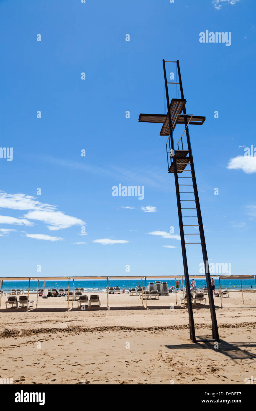 Non occupato piattaforma bagnino sulla spiaggia. Foto Stock