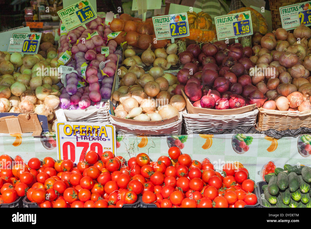 Ampio display di frutta e verdura in spagnolo shop. Foto Stock