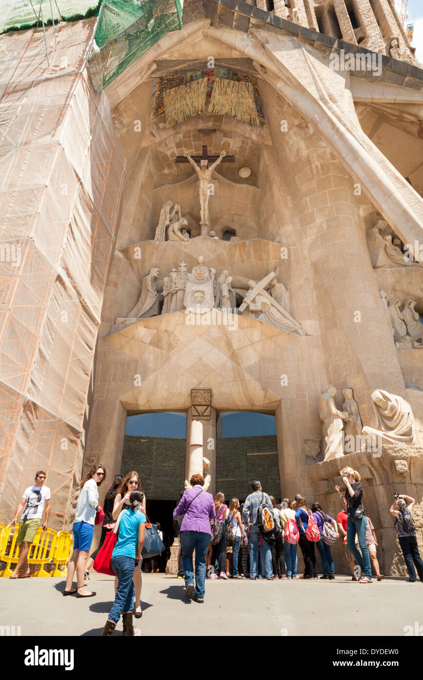 La folla di turisti all'ingresso della Sagrada Familia a Barcellona. Foto Stock