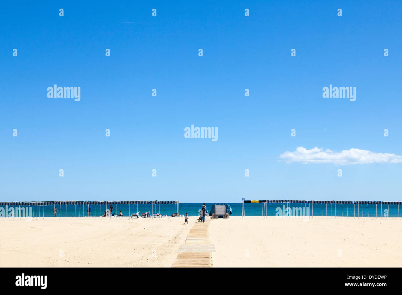 A doghe di legno rampa di accesso per sedia a rotelle alla spiaggia di Cambrils in Spagna. Foto Stock