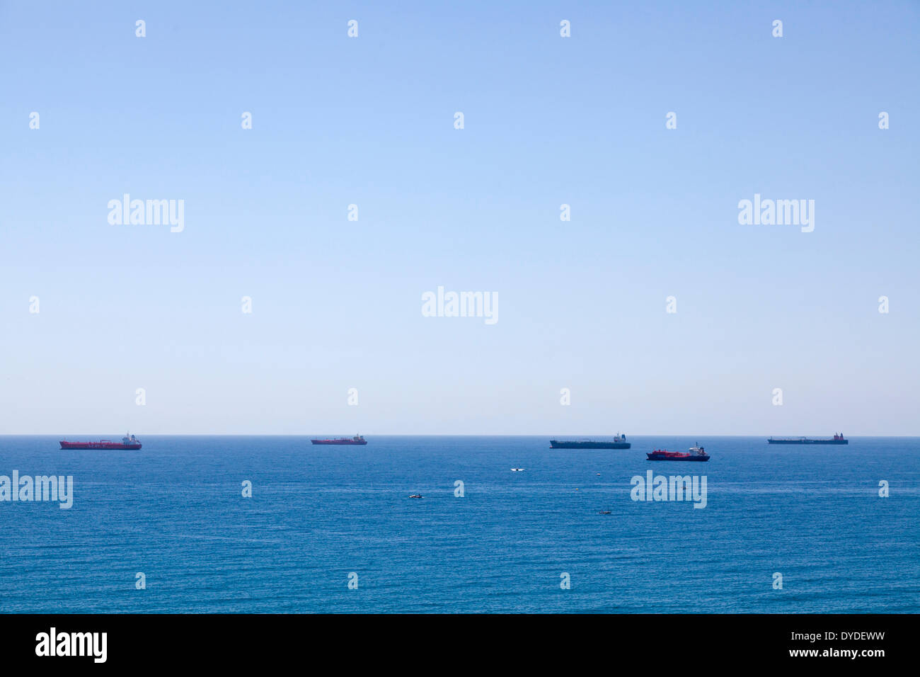 Le petroliere e navi container passing off Tarragona nel Mediterraneo. Foto Stock