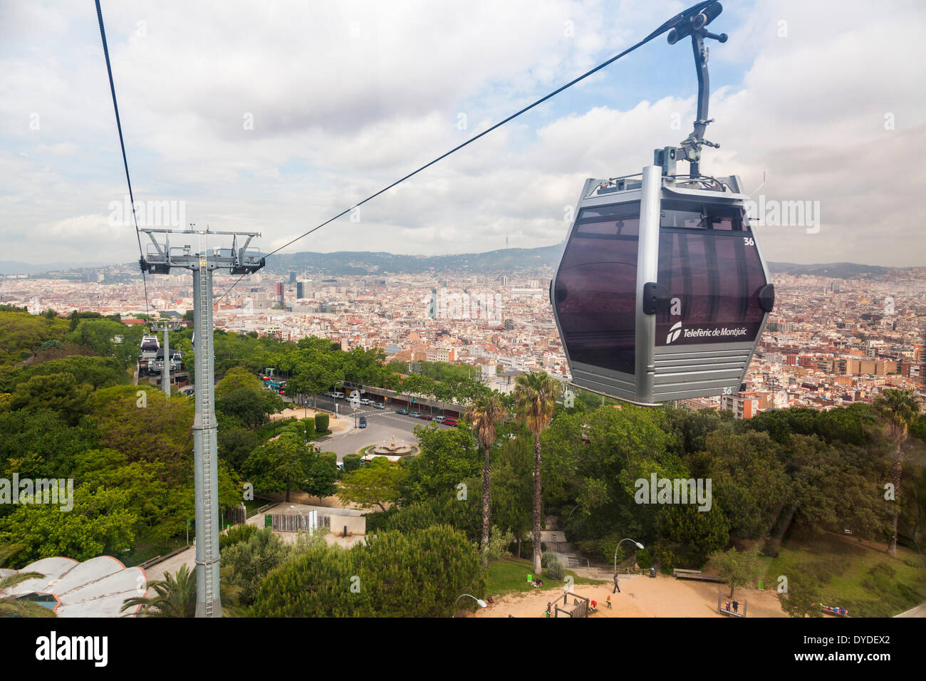 Il Montjuic funivia con un panorama di Barcellona. Foto Stock
