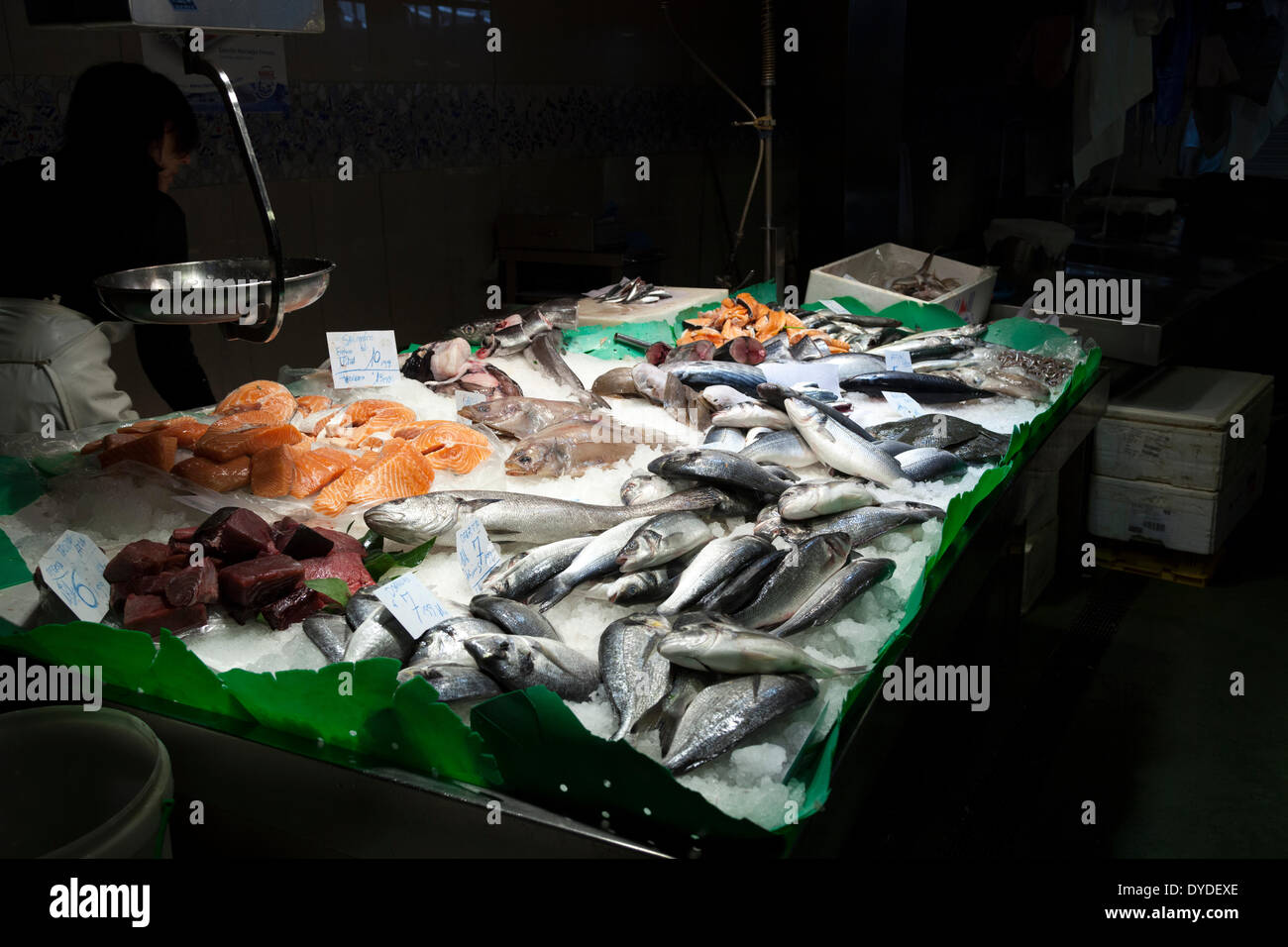 Wet contatore di pesce nel mercato La Boqueria di Barcellona. Foto Stock