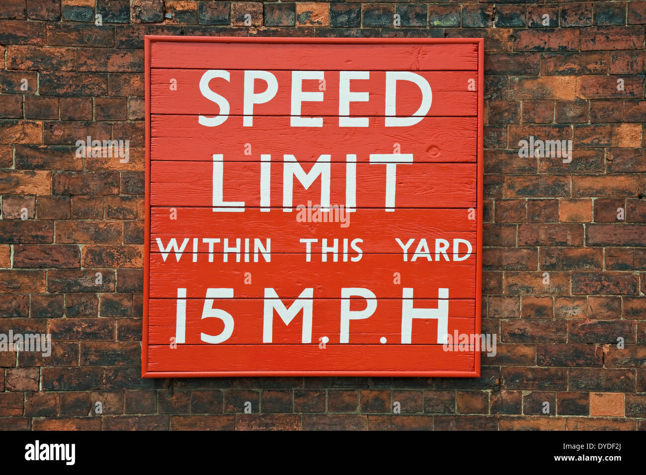 Vecchio British Railways del limite di velocità del veicolo segno del cantiere presso il Museo nazionale delle ferrovie. Foto Stock