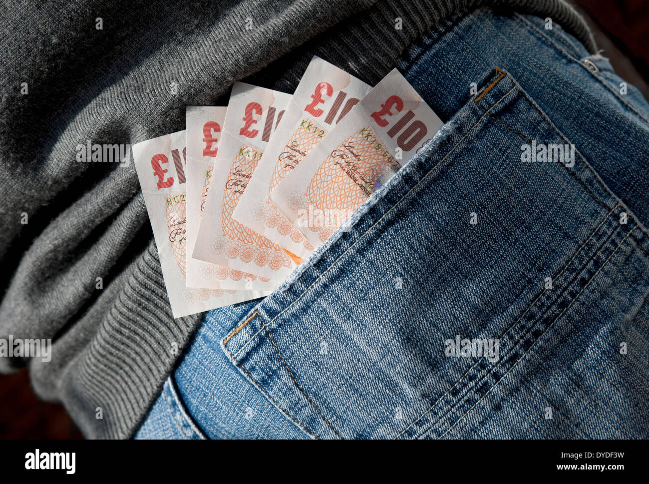 Inglese dieci pound note in una tasca posteriore. Foto Stock