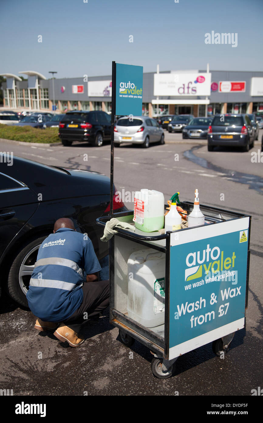 Uomo di funzionamento del parco auto car wash e servizio di pulizia auto. Foto Stock