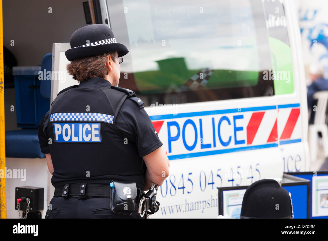 Donna di polizia con la polizia di van. Foto Stock