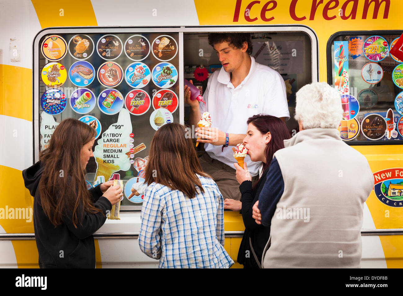 Persone che acquistano gelati da un furgone. Foto Stock