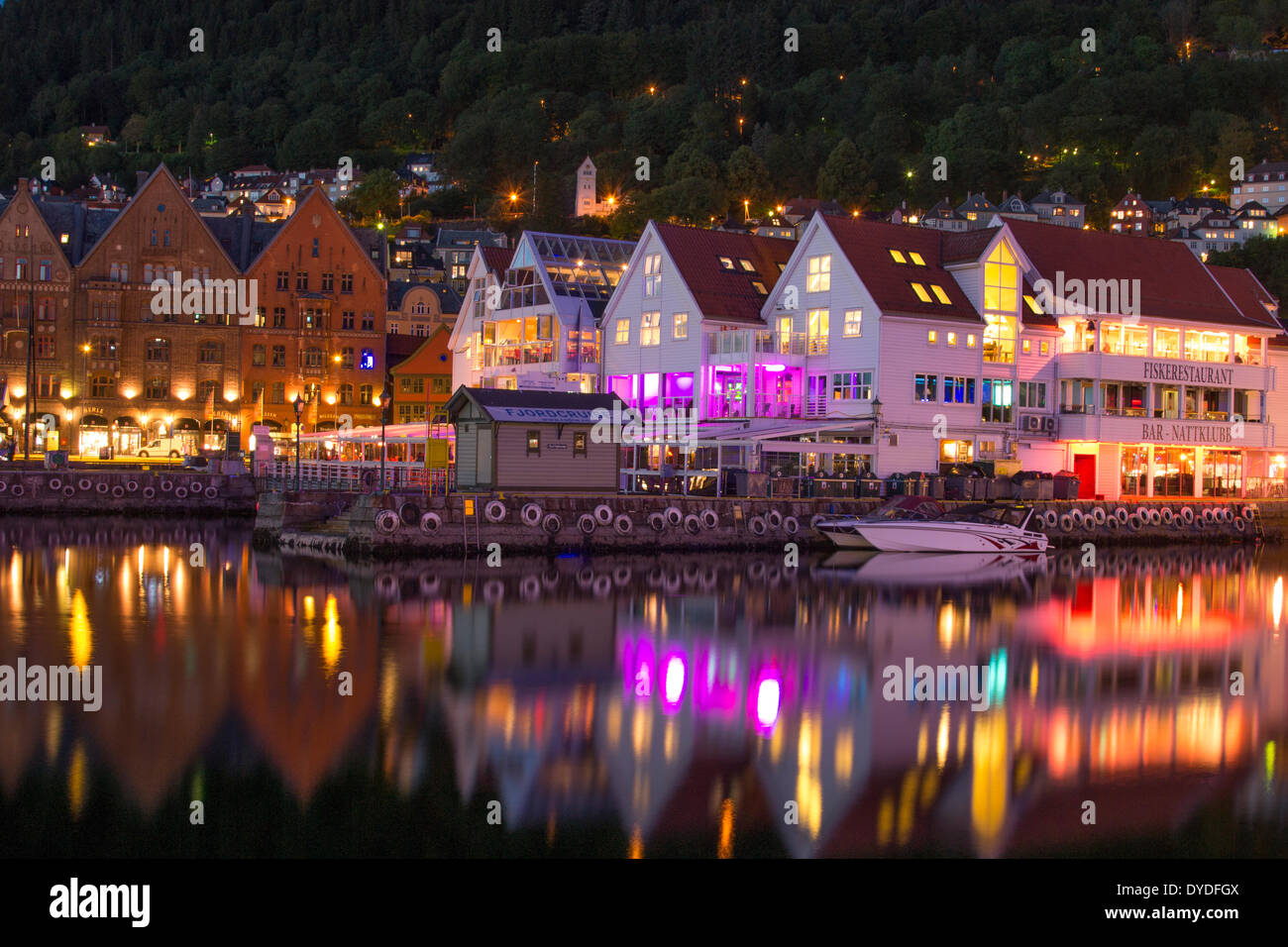 Una vista di Bergen porto dopo il tramonto. Foto Stock