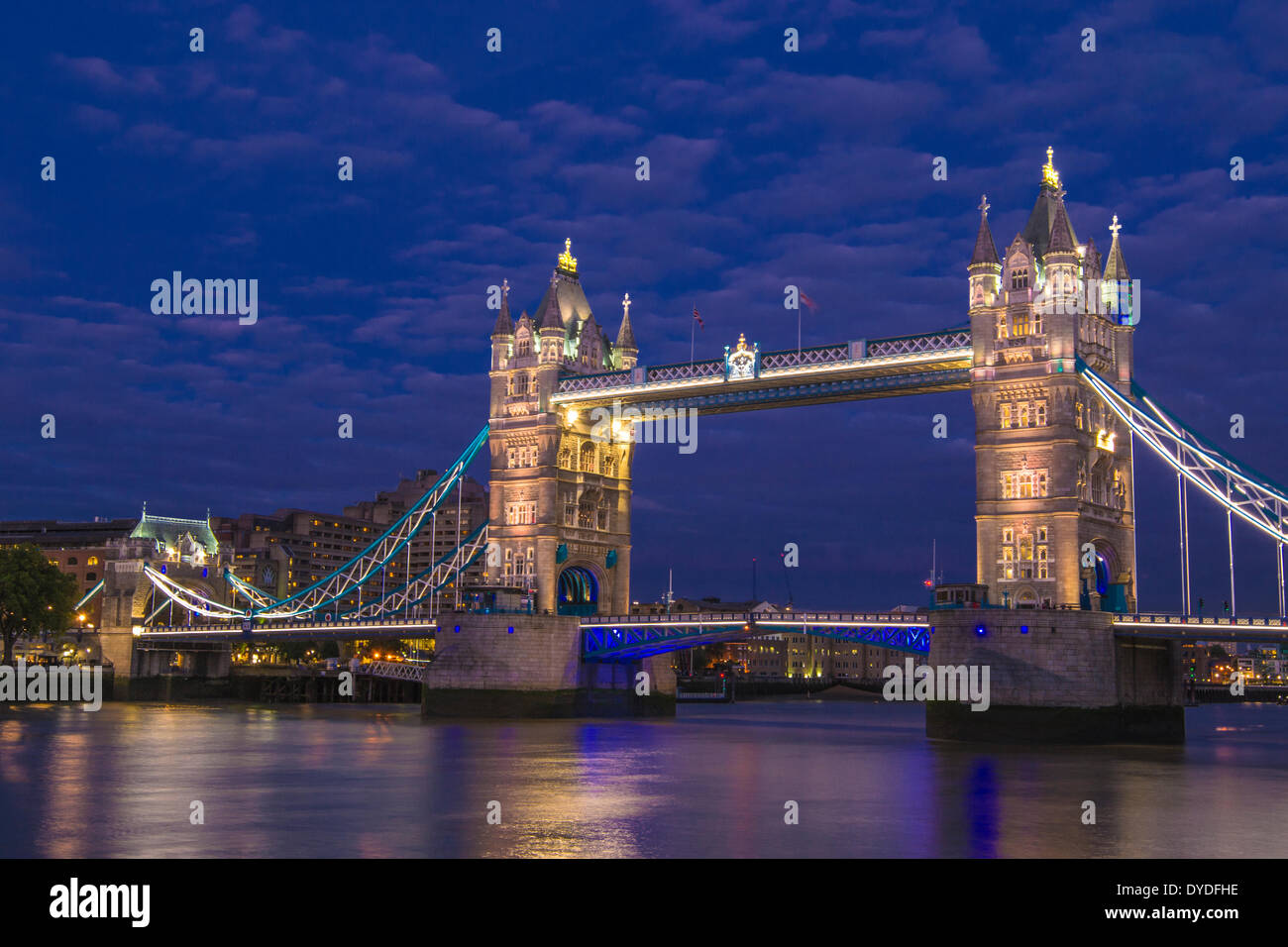 Una vista del Tower Bridge di notte tempo. Foto Stock