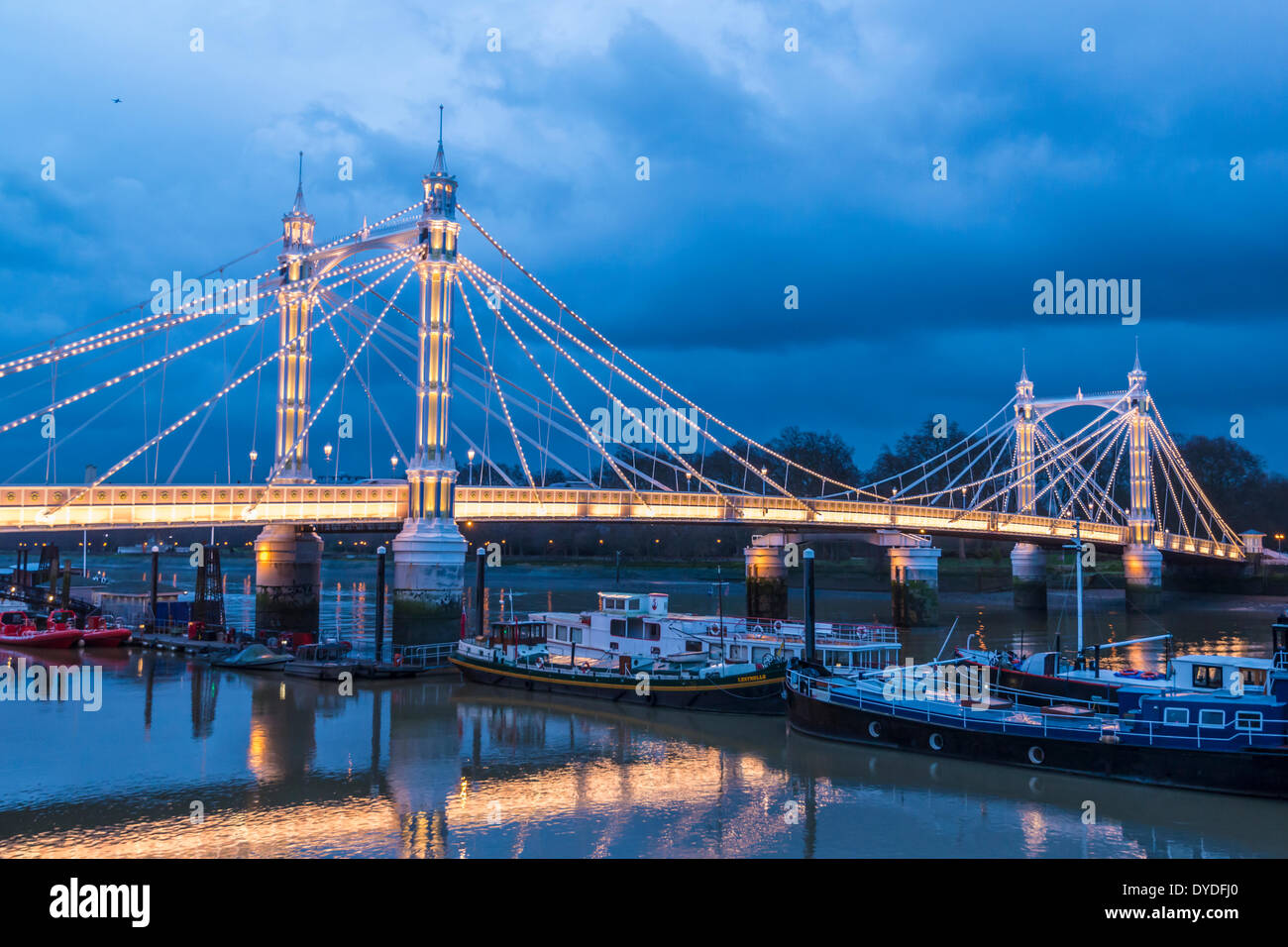 Una vista di Albert Bridge dal Chelsea Embankment. Foto Stock