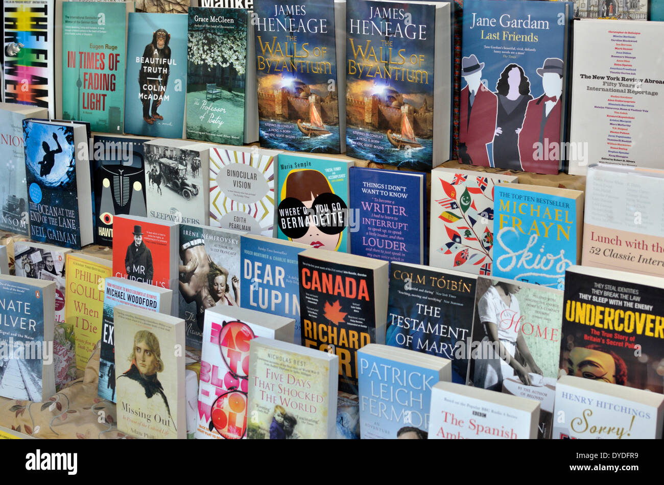 Display a colori di libri in brossura in un bookshop finestra. Foto Stock