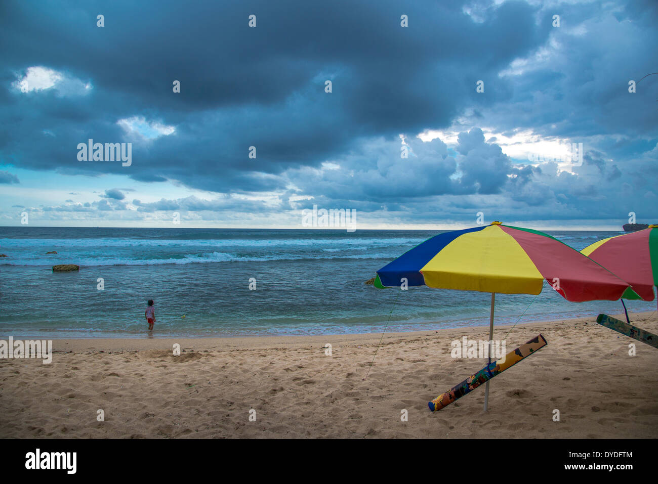 Una vista verso il mare dalla spiaggia Indrayanti in Indonesia. Foto Stock