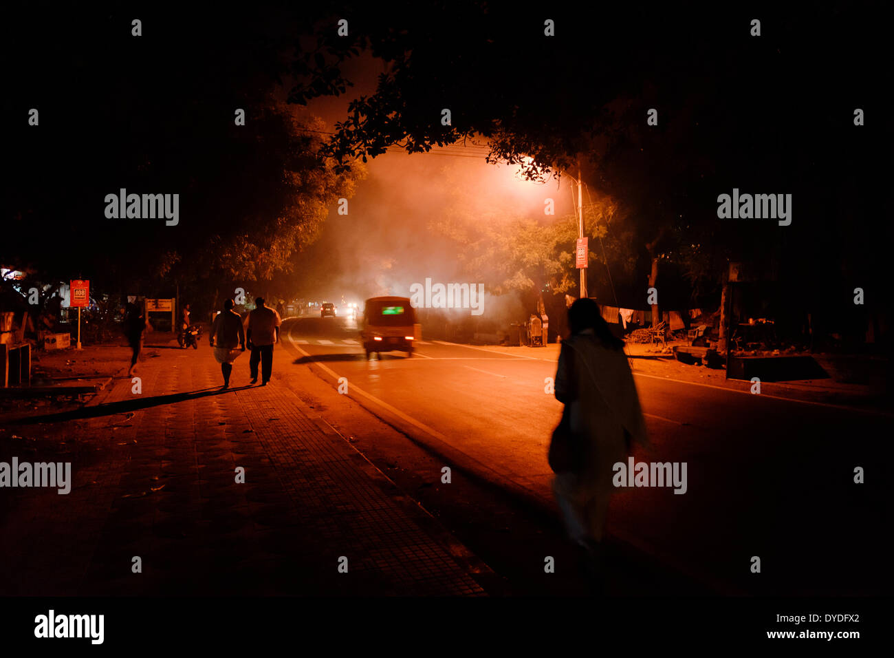 La sera tardi lungo il percorso spirituale di Girivalam volteggiare Arunchala Hill a Tiruvannamalai. Foto Stock