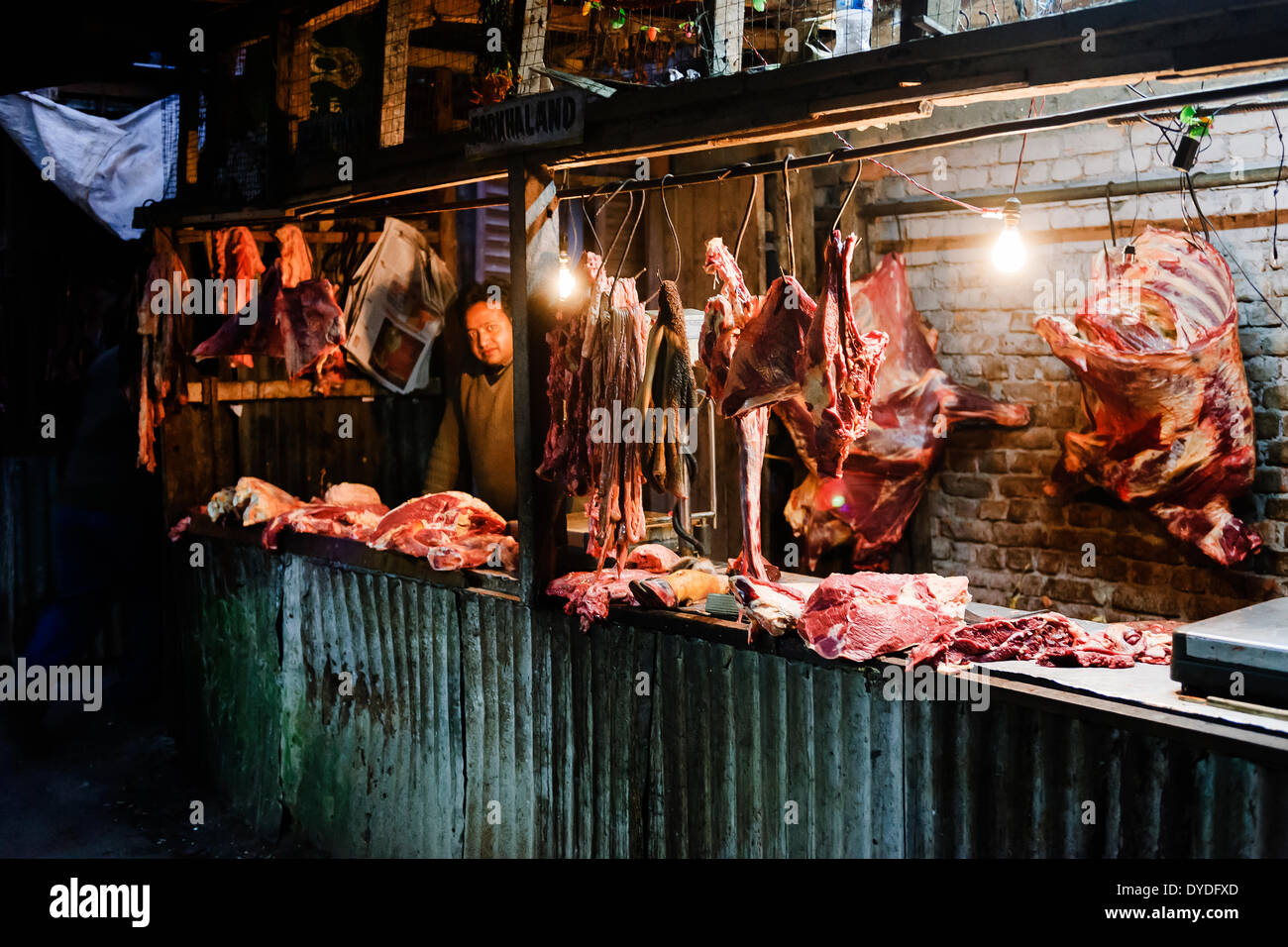 Una fase di stallo in un mercato di carne fuori il Bazaar Principale a Darjeeling. Foto Stock