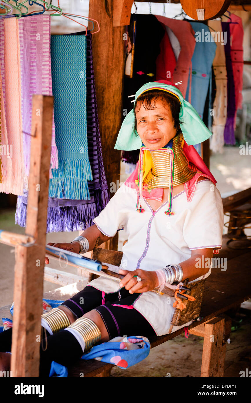 Karen lungo collo della tribù della collina nei pressi del villaggio di Mae Hong Son. Foto Stock