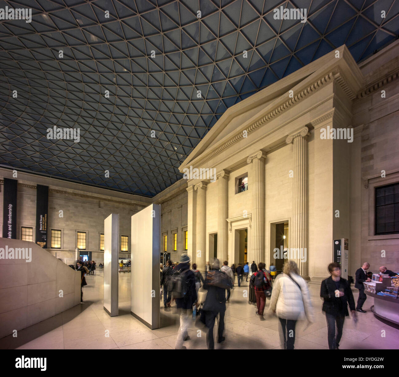 L'interno del British Museum al crepuscolo. Foto Stock