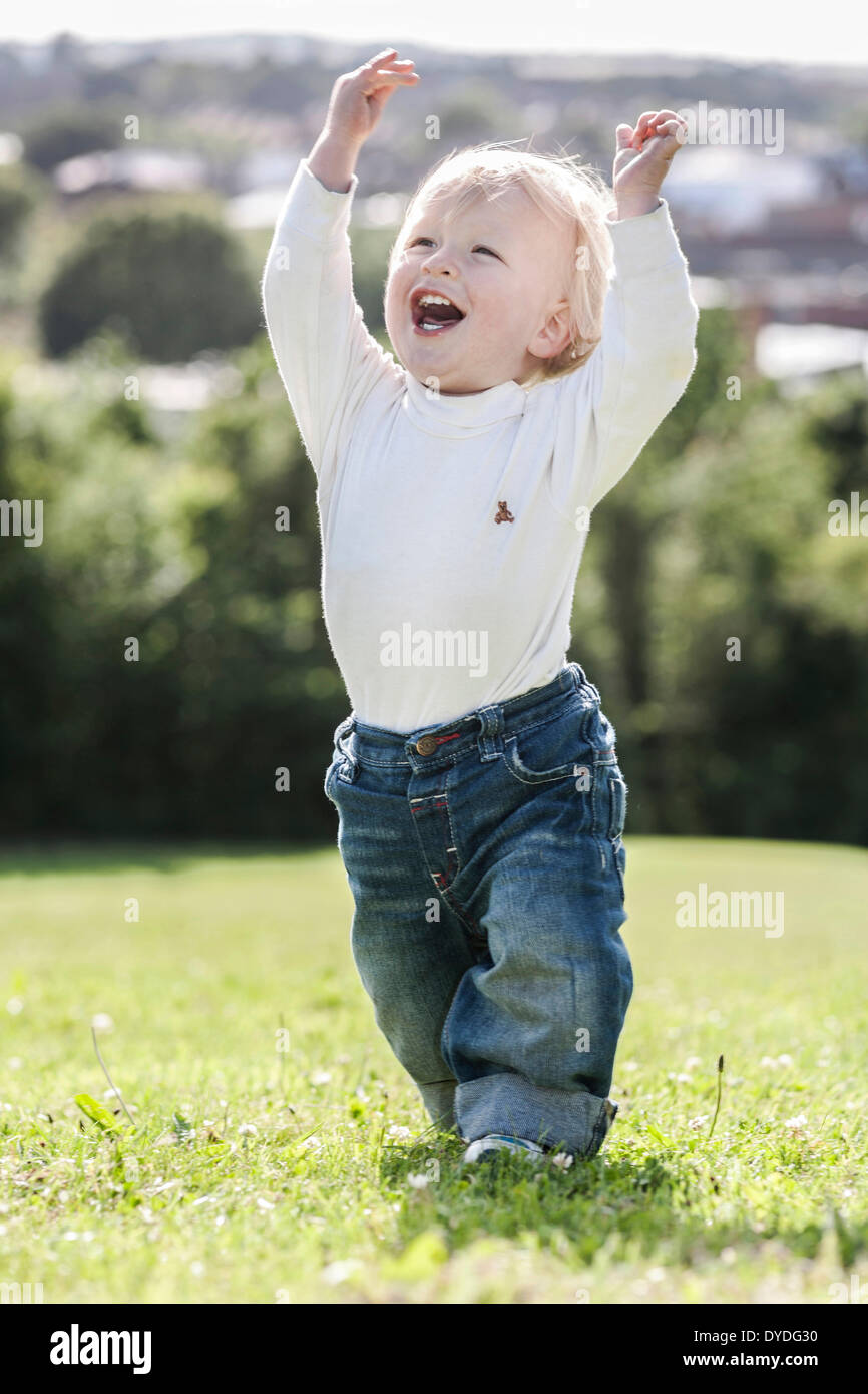 18 mesi baby boy molto felice su una collina. Foto Stock
