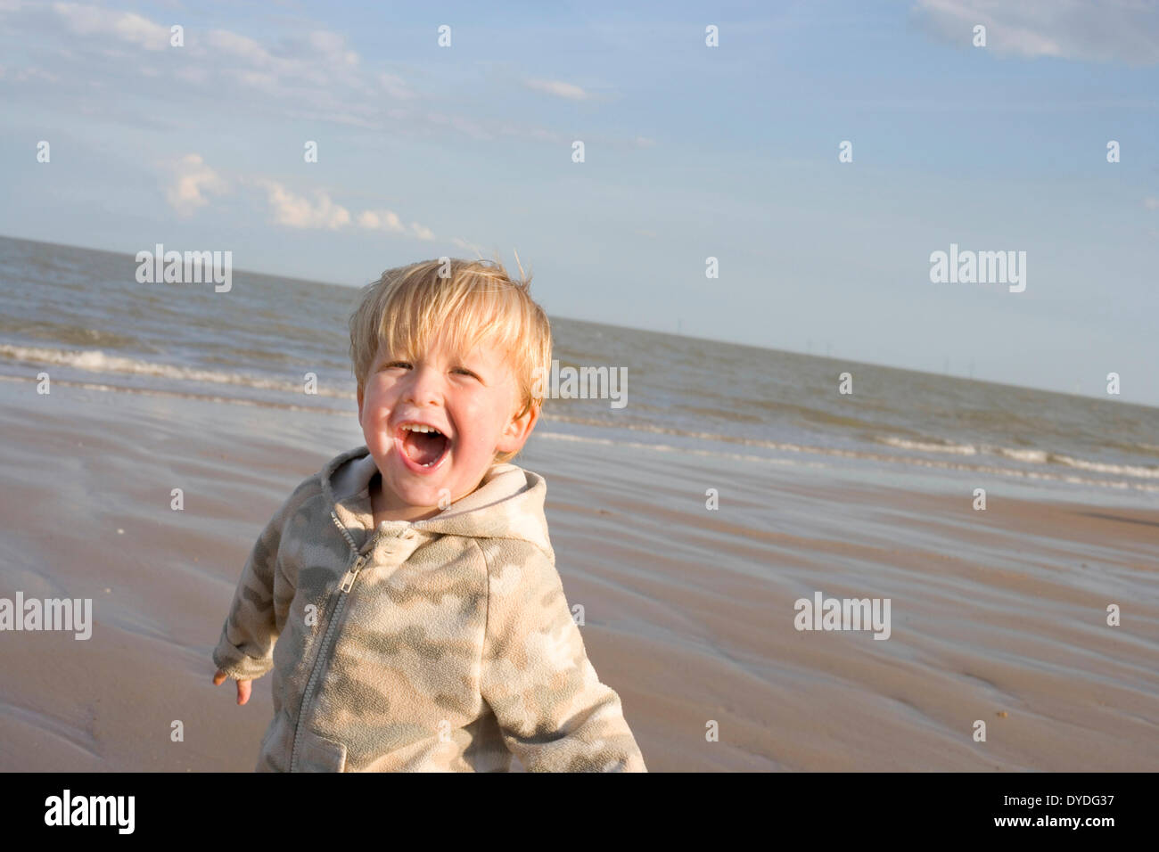 Un ragazzo felice al lato mare. Foto Stock