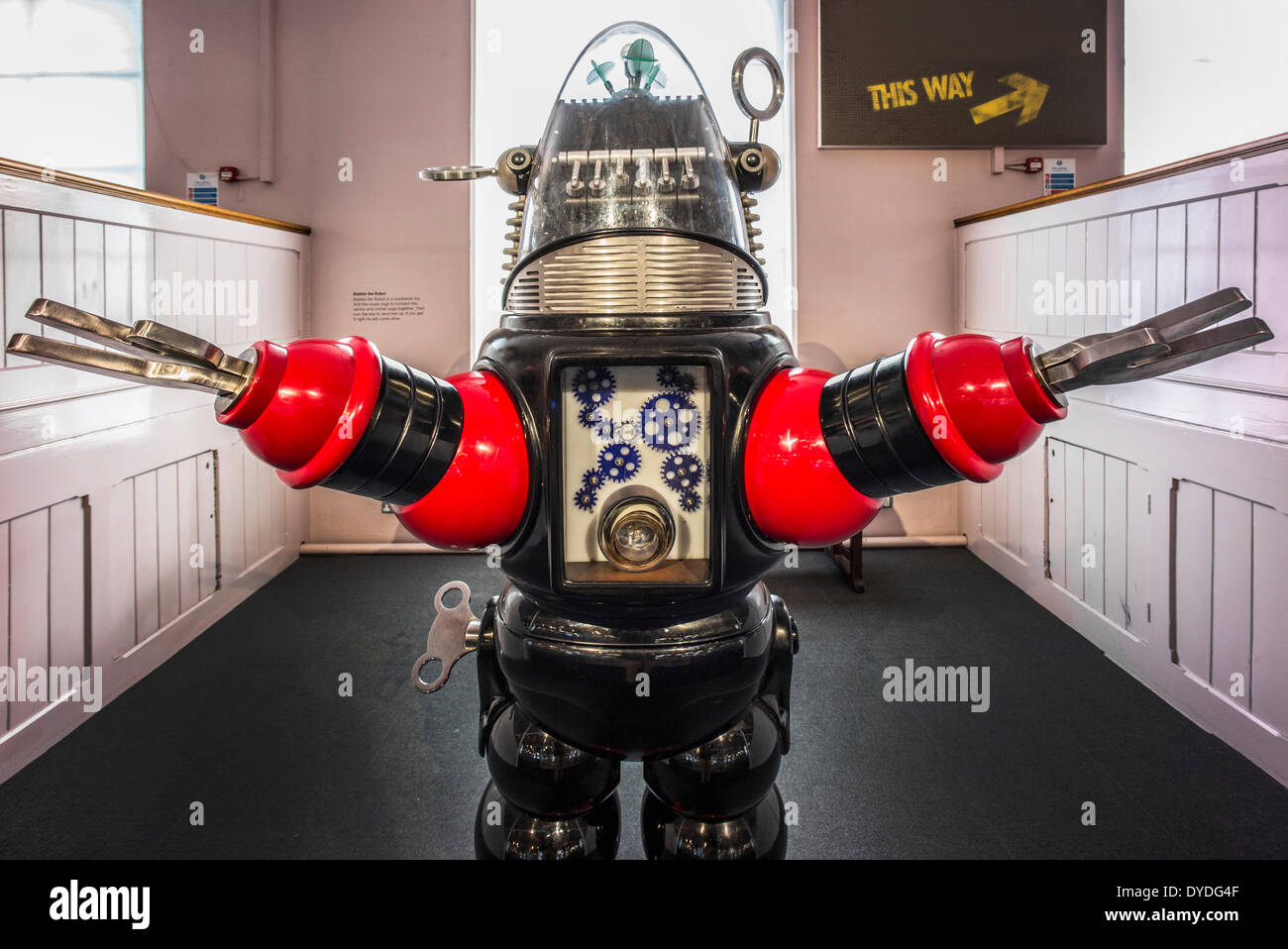 Robby il Robot presso il Victoria and Albert Museum of Childhood. Foto Stock
