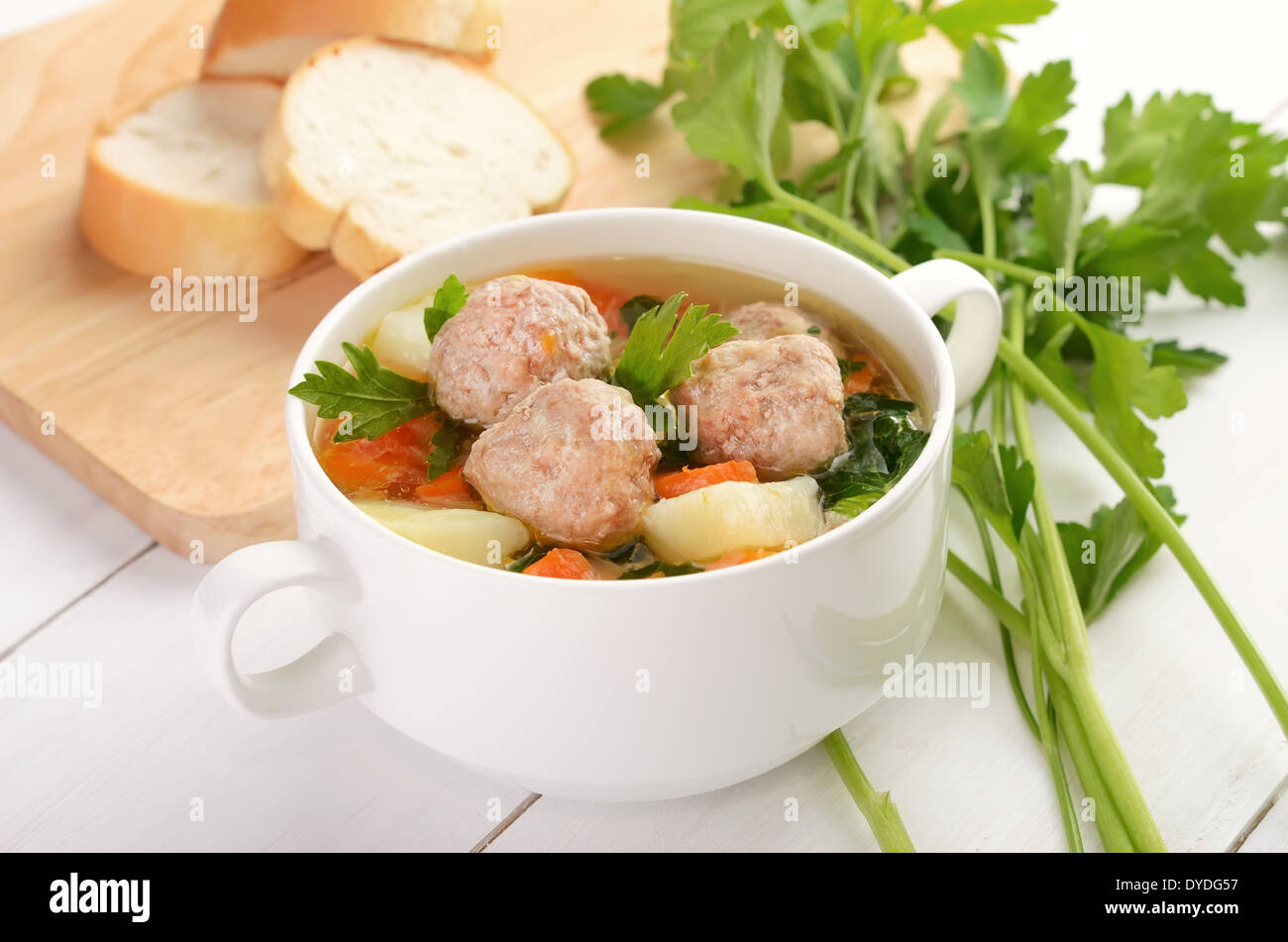 Zuppa di polpette in bianco ciotola sul tavolo di legno Foto Stock