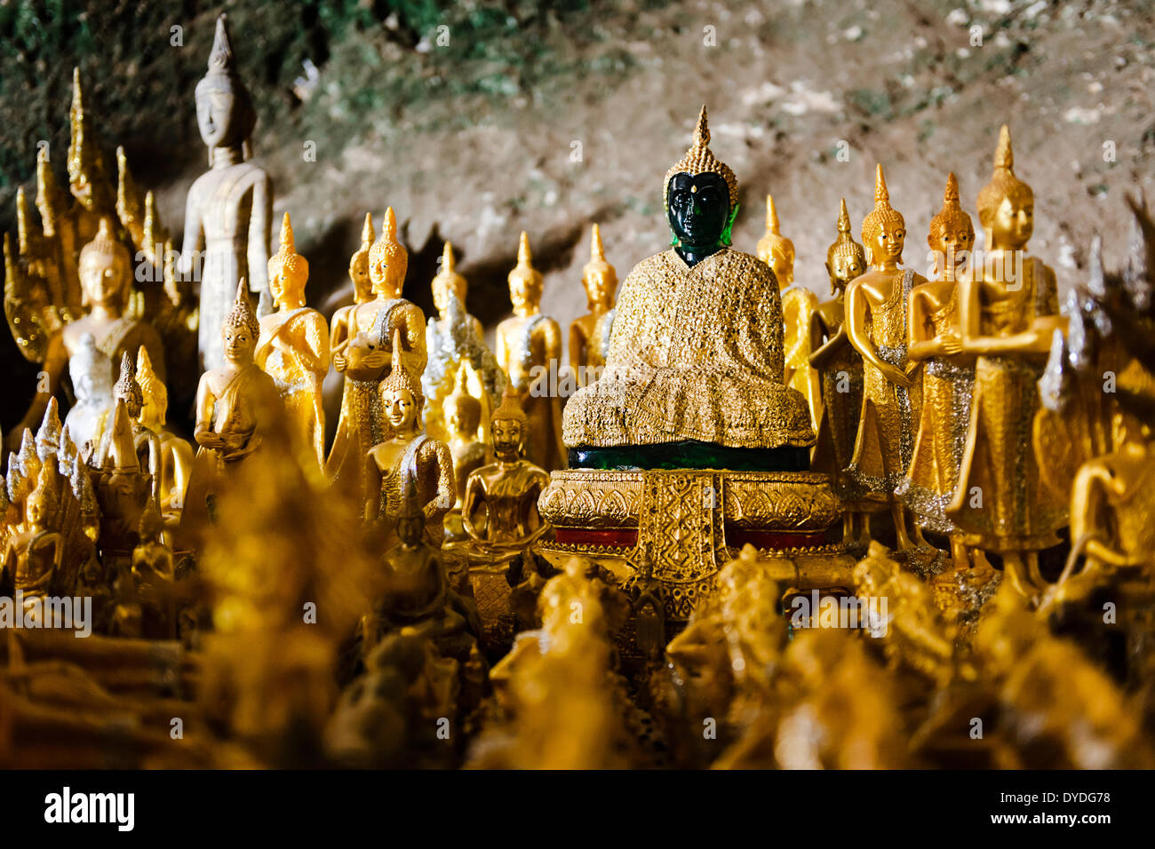 Dorare statue di Buddha nella PAC Grotta Ou templi di Luang Prabang in Laos. Foto Stock