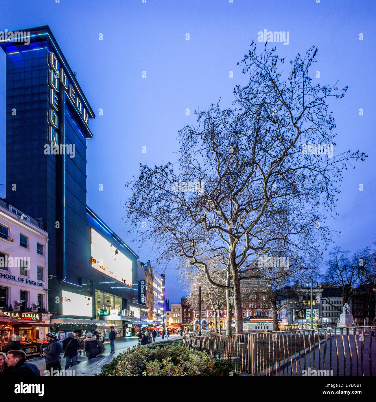 L'Odeon Leicester Square al crepuscolo. Foto Stock