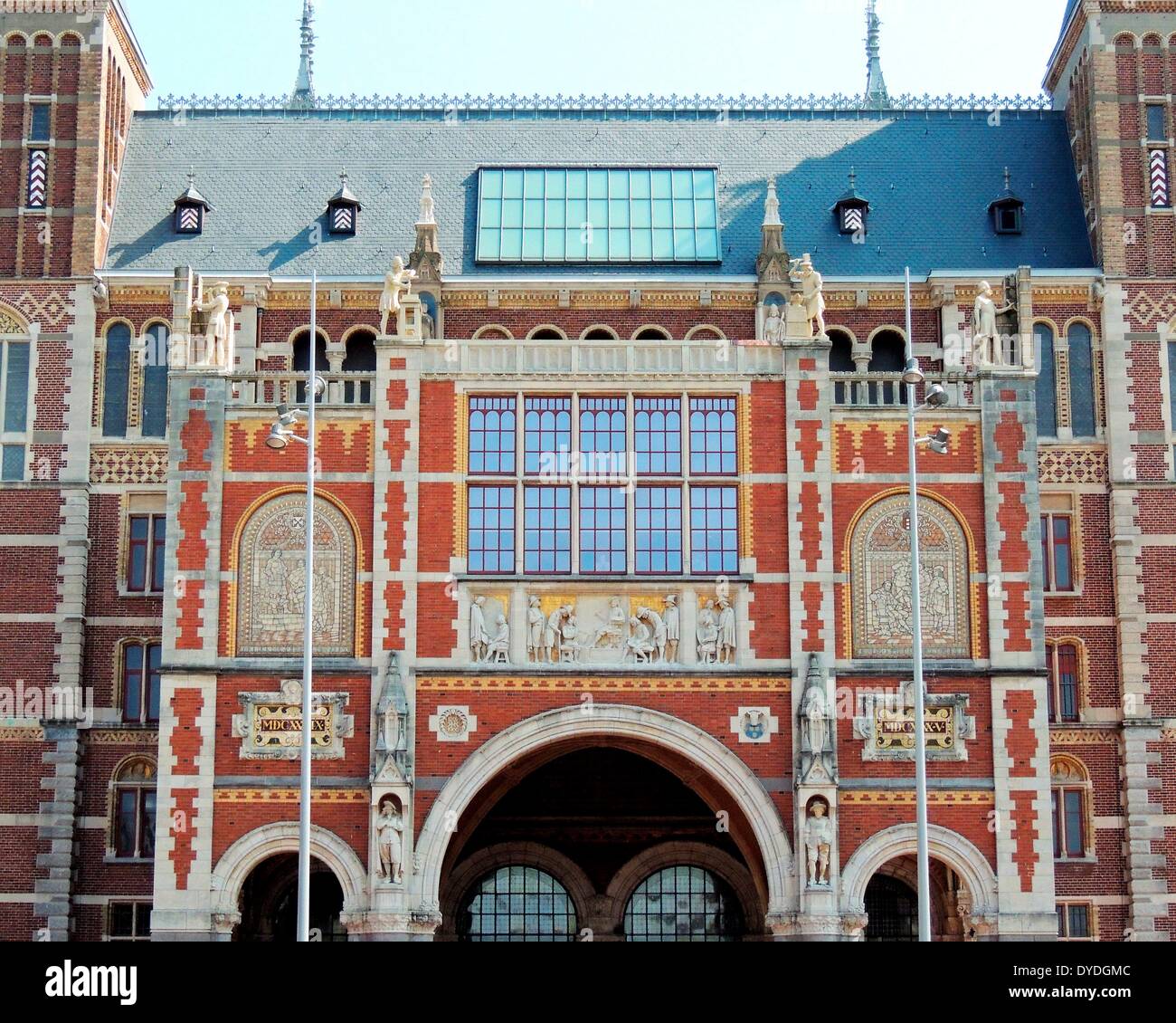 Il Rijksmuseum di arte e storia di Amsterdam, Paesi Bassi. Il Rijksmuseum è stata fondata a L'Aia nel 1800 e si trasferì ad Amsterdam nel 1808. L'attuale edificio principale è stato progettato da Pierre Cuypers e stato originariamente aperto nel 1885. È stato riaperto dopo la ristrutturazione nel 2013. Foto Stock