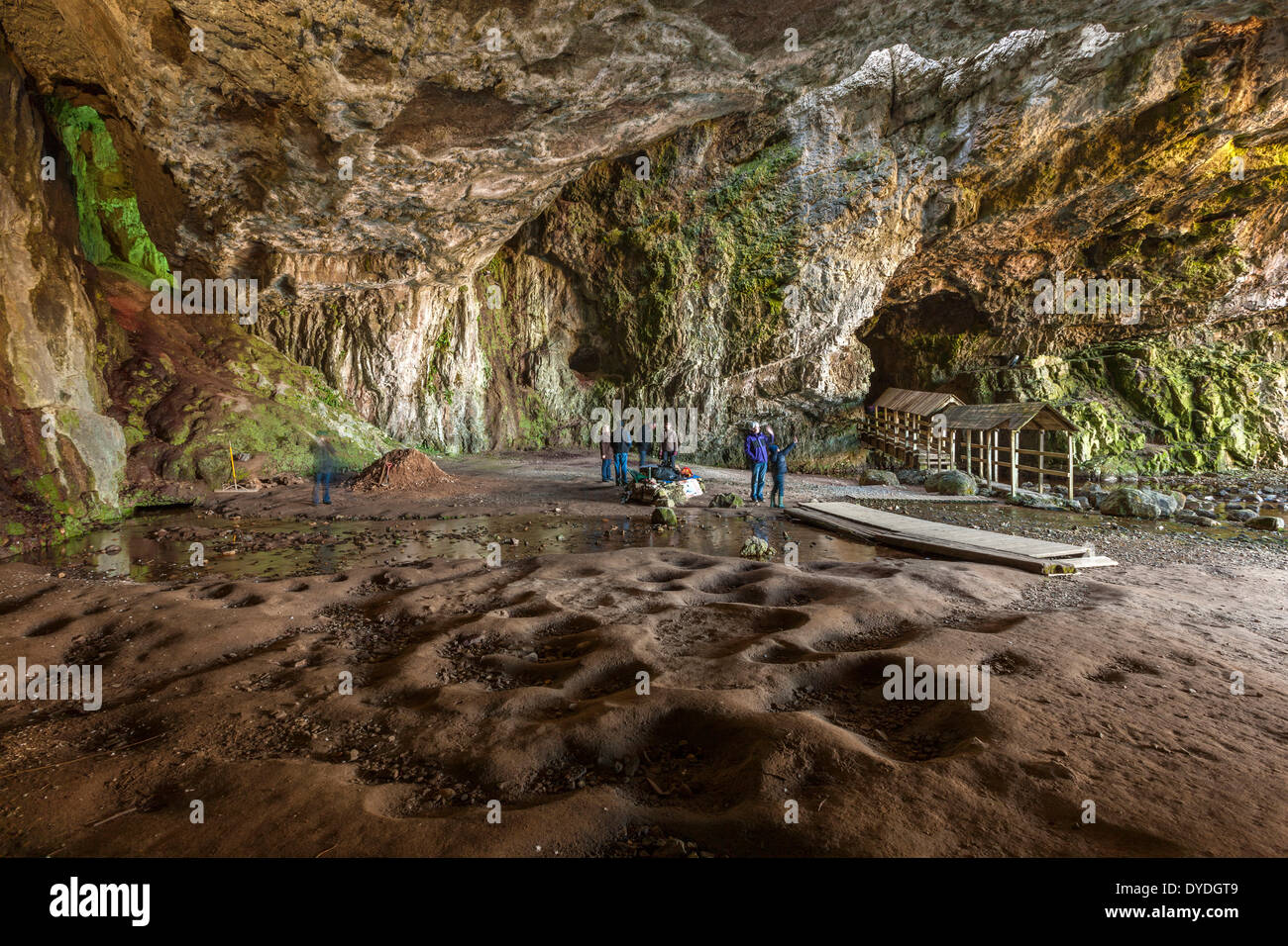 Gruppo di turisti ad esplorare Smoo Cave. Foto Stock