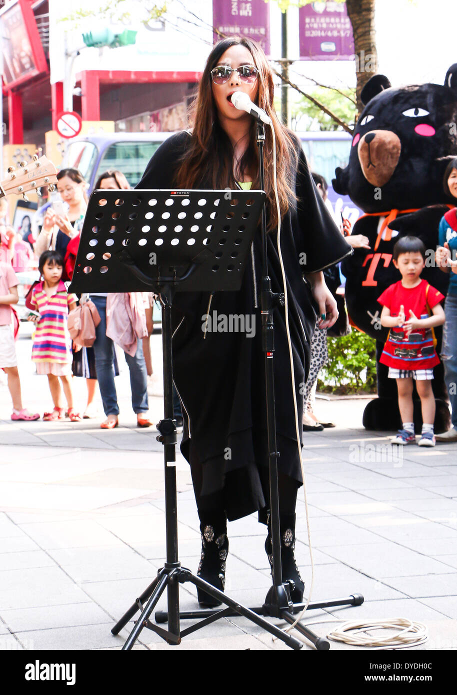 Singer A Mei si unisce in un rapido lampeggiante in Street nel quartiere di Xinyi in Taipei, Cina sabato 12 aprile. Foto Stock