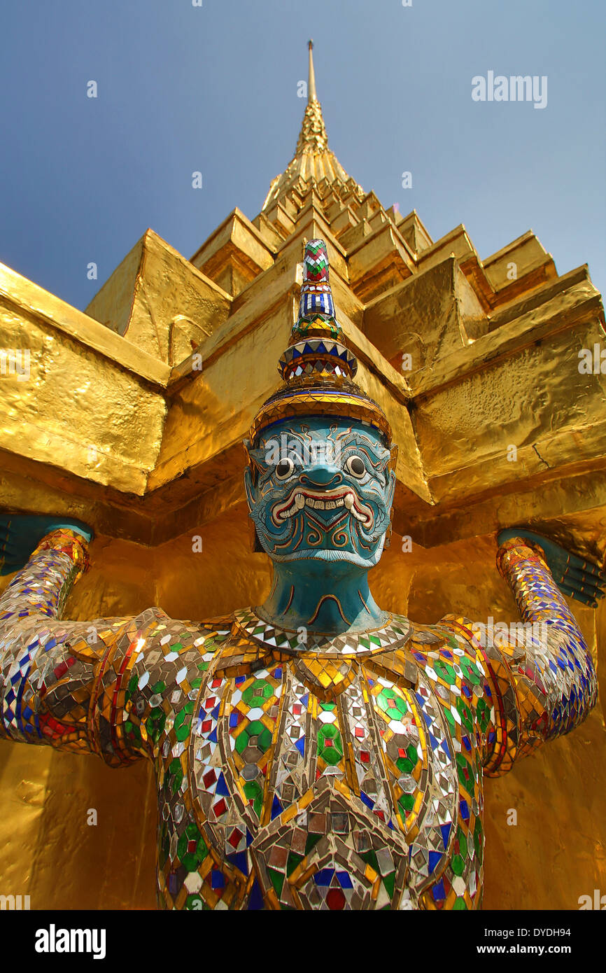 Asia Thailandia Bangkok architettura dettagli colorati protezioni famosa storia palace royal viaggi turistici unesco il Wat Phra Kaew Foto Stock
