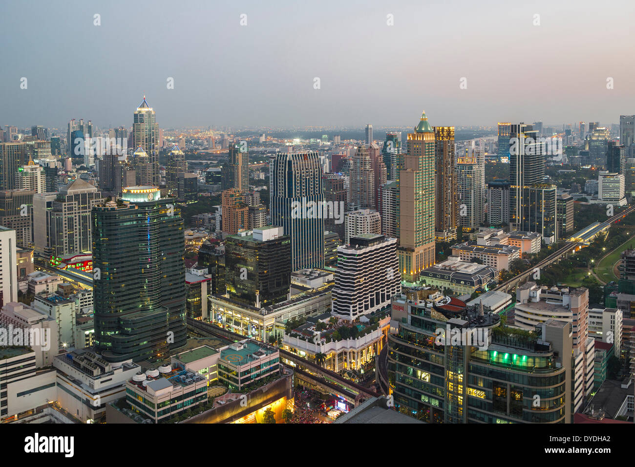 Bangkok City Downtown Thailandia Asia edifici di architettura città chiaro colorato ad alta panorama di metropolis skyline Foto Stock