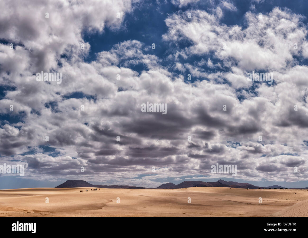 Europa spagna Fuerteventura Isole Canarie Corralejo parco Parque Natural Corralejo El Jable estate del paesaggio delle colline di sabbia di persone, Foto Stock