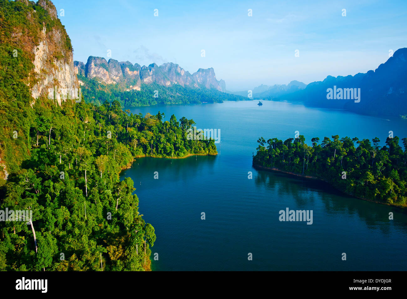 Thailandia, Surat Thani provincia, Khao Sok national park, Cheow lago Lan Foto Stock