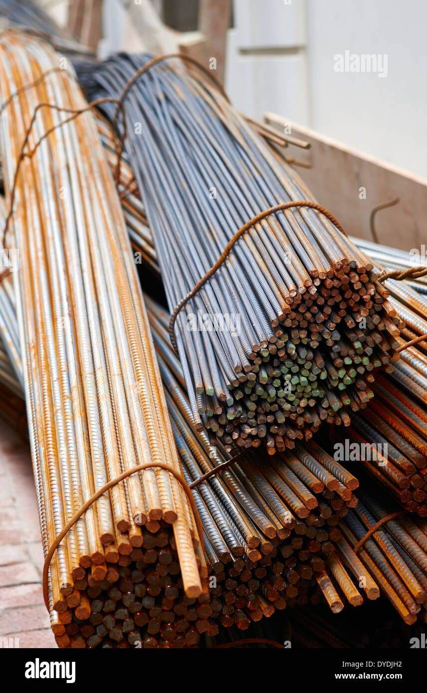 Un mucchio di tondini di acciaio per cemento armato per impiego nel settore  della costruzione Foto stock - Alamy